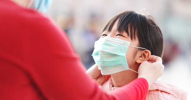マスクをつけるこども