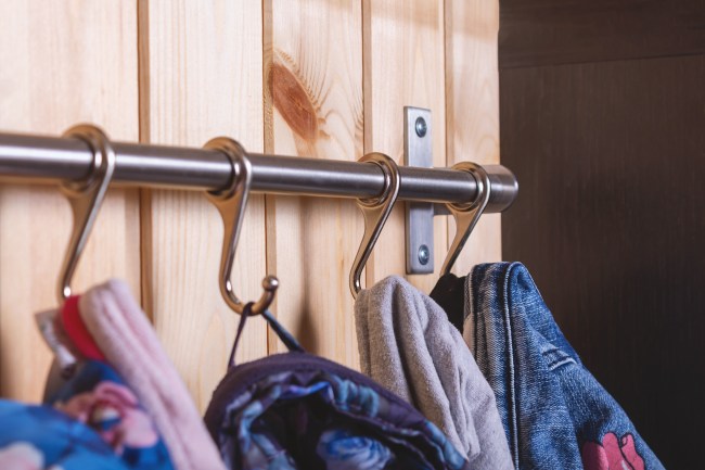 フックにかかった上着