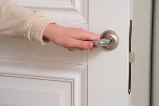 ドアノブを持つ手