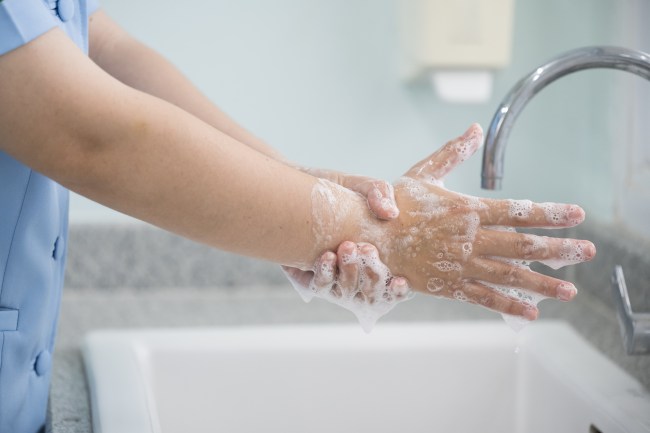 手洗いする場面