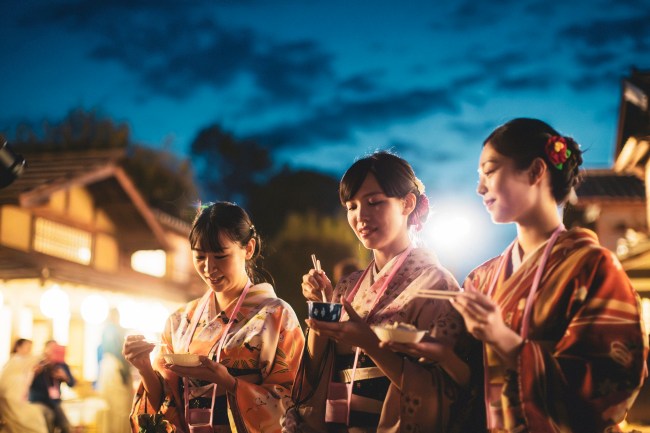 着物で食べ歩きする様子