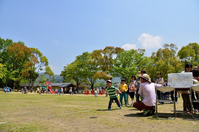 宝が池公園 子どもの楽園で遊んでいる様子