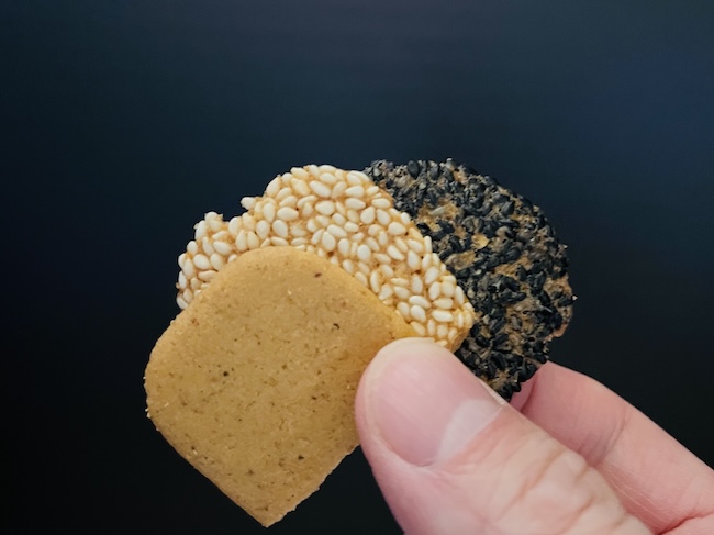 薄玻璃チュイル3種類を持った様子