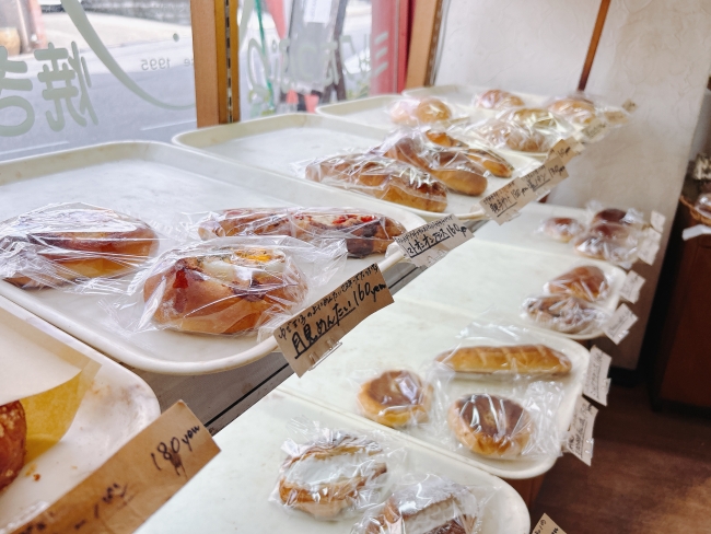 パンが並んだ棚の様子