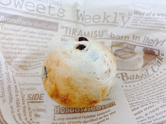 『レーズンのまるパン』（216円）