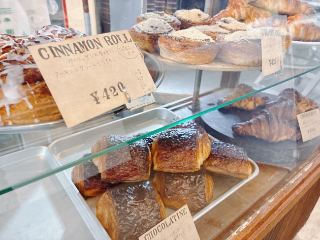 ショーケースに並ぶパン