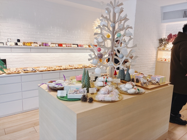 店内のクリスマスツリー