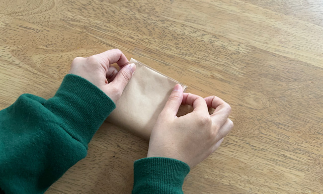 封筒を半分に折る