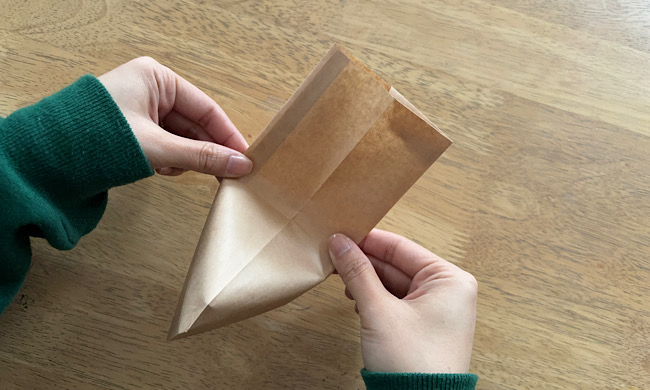 封筒を潰して三角形にする
