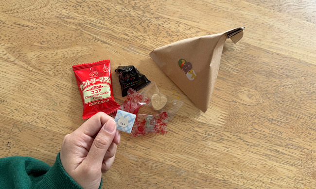お菓子と封筒のテトラ型パック
