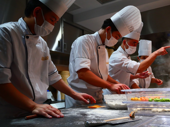 Paradise Dynasty 京都四条店　厨房の様子