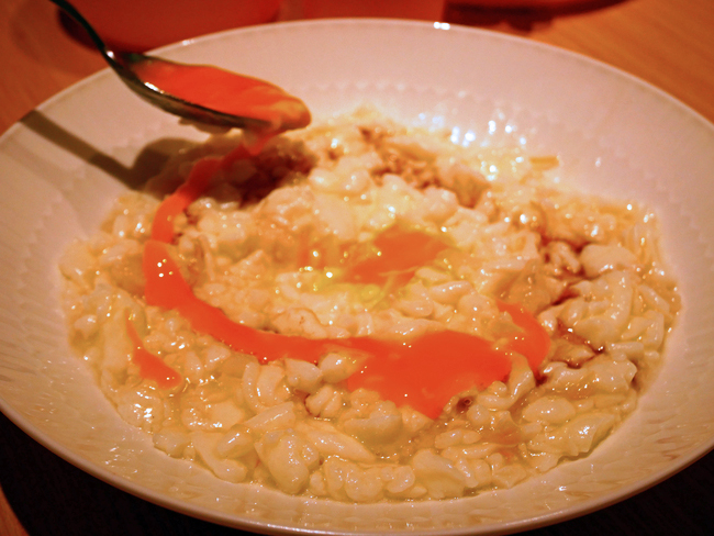 Paradise Dynasty 京都四条店　卵をかける様子