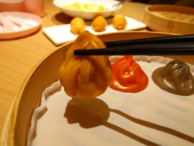 Paradise Dynasty 京都四条店　小籠包の掴み方