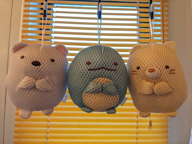 吊るされるバスぐるみ「すみっコぐらし」