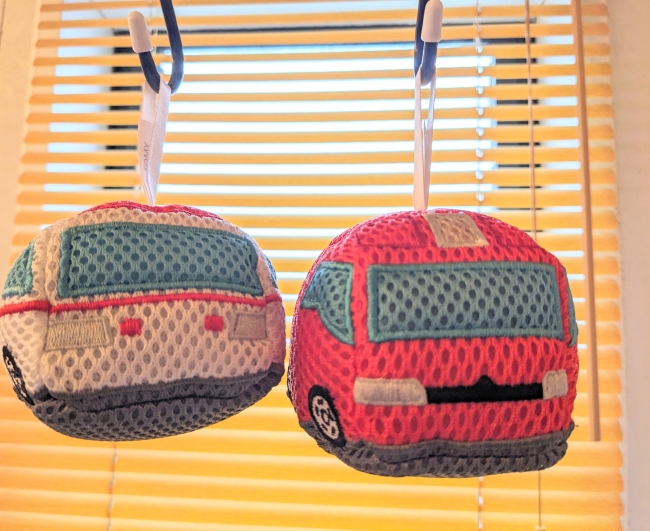 バスぐるみ吊るされる「トミカ」