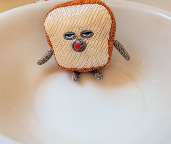 洗面器につかるバスぐるみ