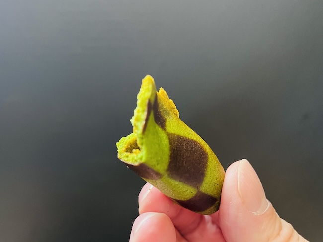 看板商品IKKYUを一口食べた様子