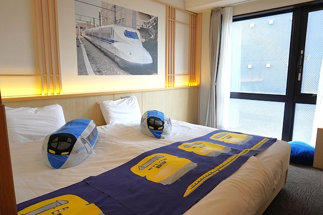 新幹線コラボルームのベッドや装飾