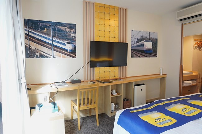 新幹線コラボルームのテレビと装飾