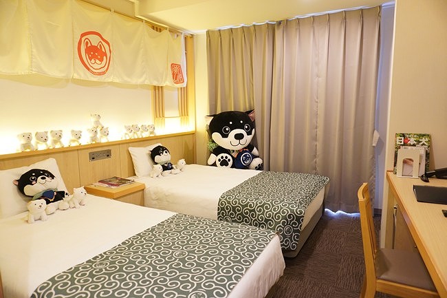 和んこ堂ルームのベッドと装飾