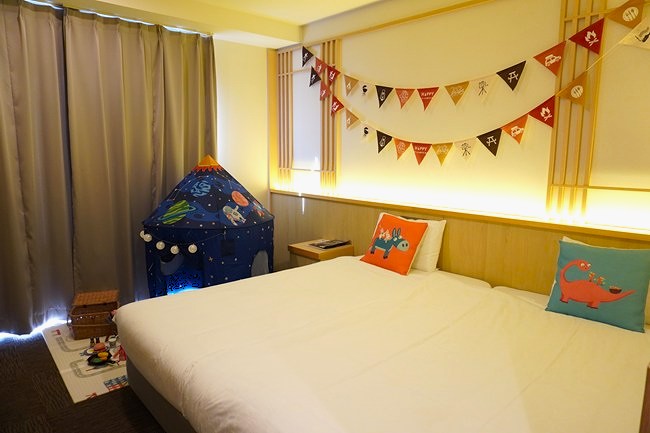 キャンパールームのベッドと装飾