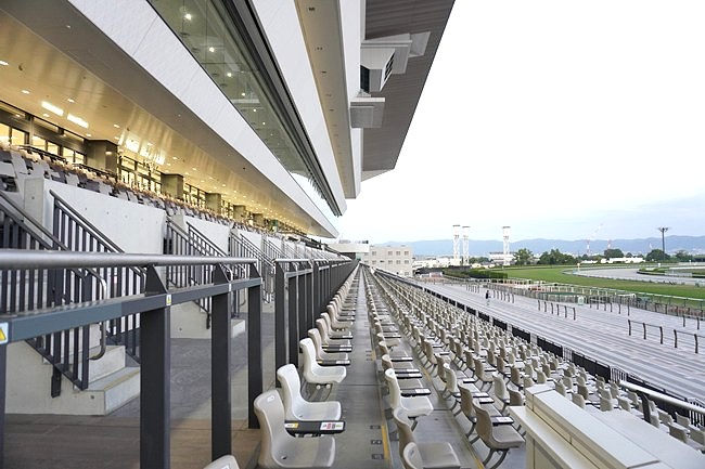 京都競馬場のゴールサイドスマートシート