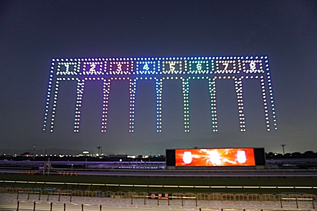京都競馬場のセンテニアルナイトドローンショーのスタートゲート