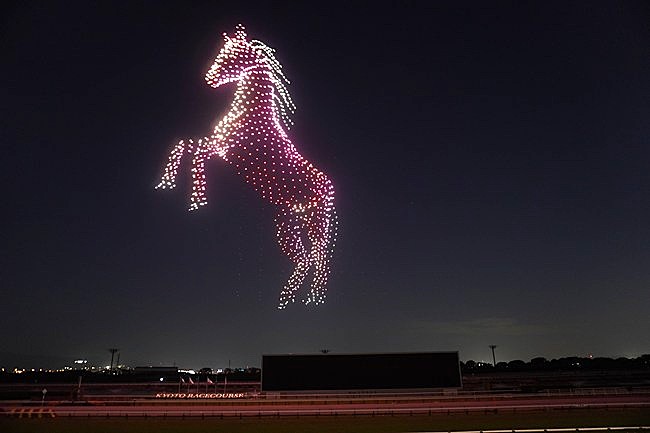 京都競馬場センテニアルナイトドローンショーの馬の演出