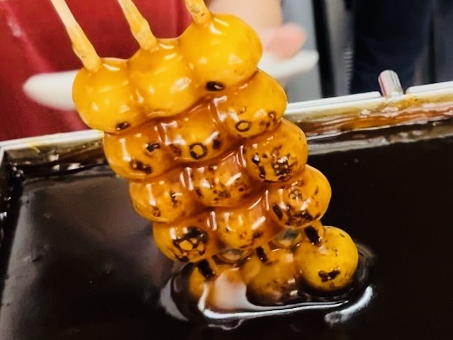 加茂みたらし茶屋のみたらし団子の調理