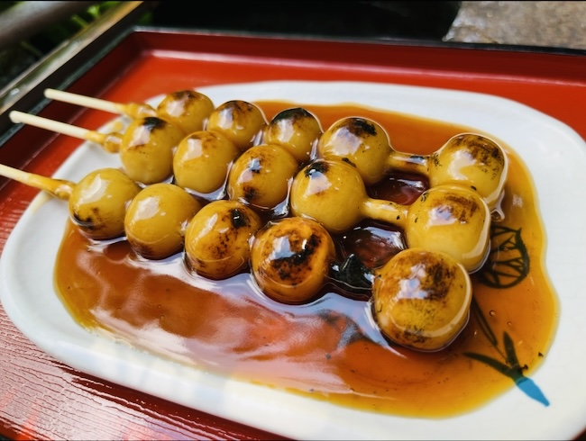 加茂みたらし茶屋のみたらし団子が到着