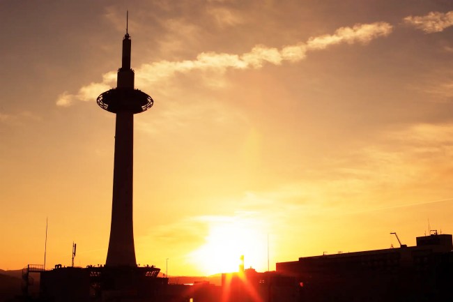 初日の出と京都タワー