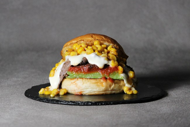 北海道4種チーズと焼きとうきびバーガー