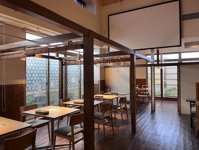 じねんと食堂の内観