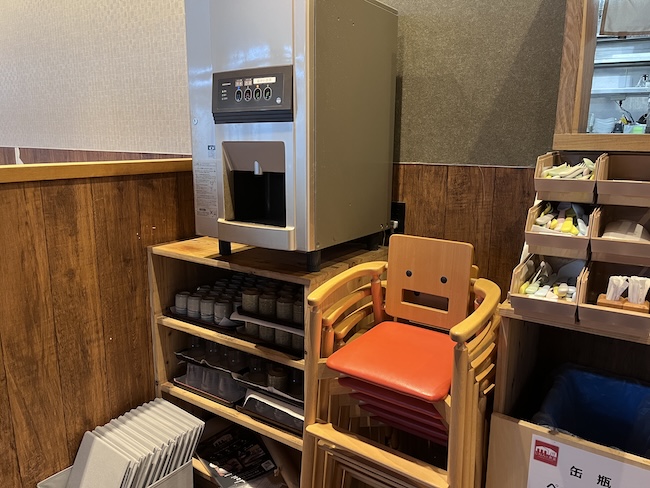 子ども用のチェアとカトラリーのある棚