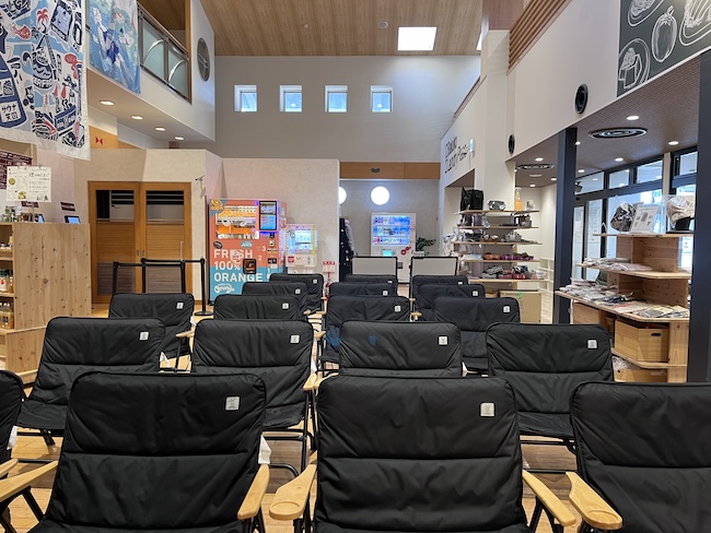 ロビーに並んだチェア