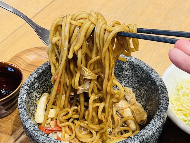 石焼き焼きそばを混ぜる