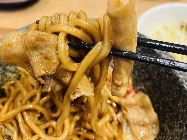 焼きそばを一口