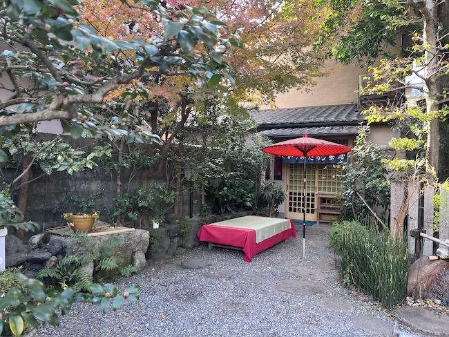 加茂みたらし茶屋のお庭の席