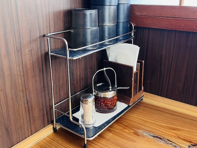 カウンター席にあるコップや調味料など