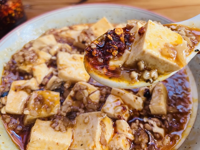 食べるラー油をかけた麻婆豆腐