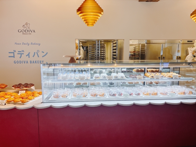 ショーケースに並ぶパン