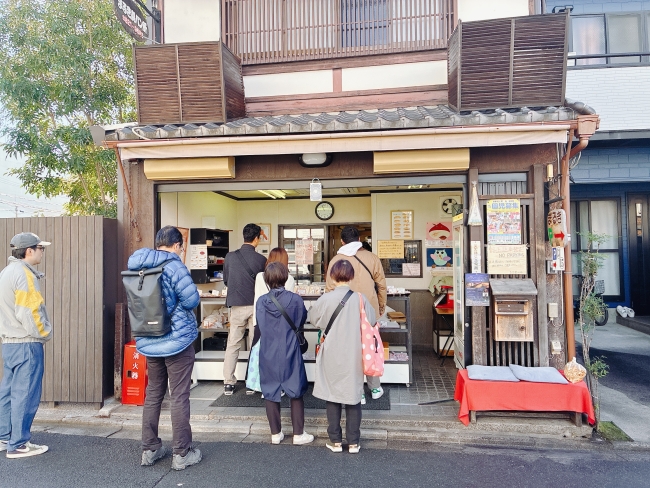 お店の外観と行列