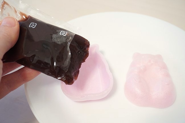 青木光悦堂のハムスターモナカ紅白につぶ餡を詰める様子