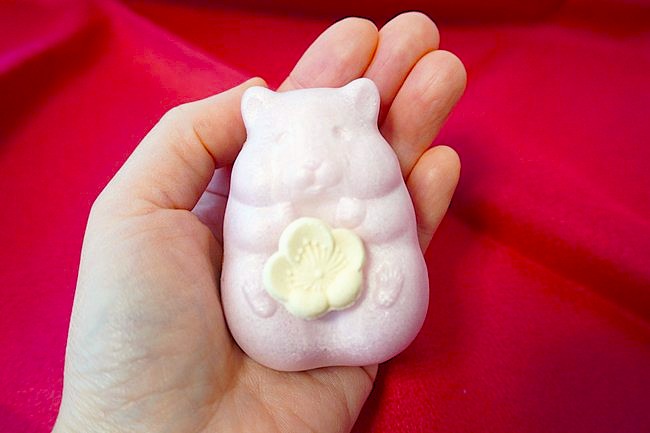 青木光悦堂のハムスターモナカ紅白の紅のモナカ