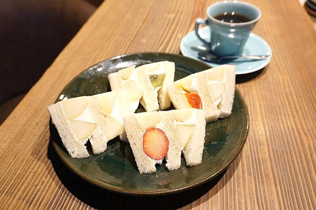 市川屋珈琲の季節のフルーツサンド