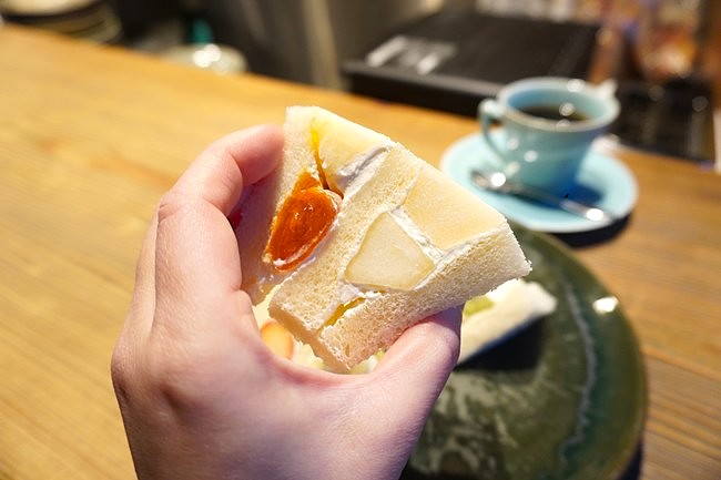 市川屋珈琲の季節のフルーツサンドのラフランスと柿