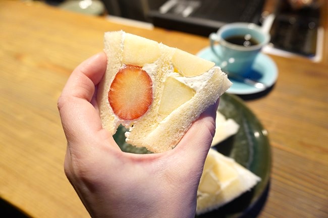 市川屋珈琲の季節のフルーツサンドのいちごとラフランス