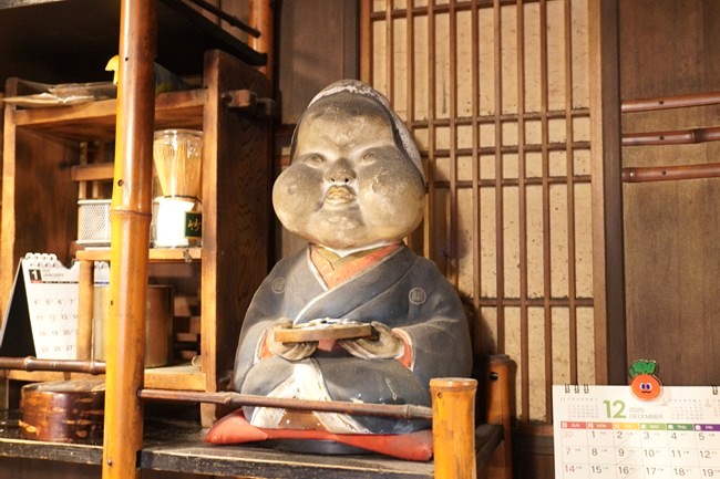 甘党かさぎ屋の店内にあるおたふくさんの置物