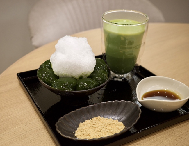 おぼんにのった抹茶わらびもちと抹茶ドリンク