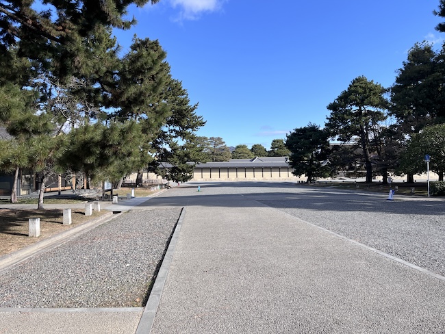 騎馬隊がパトロールする京都御苑